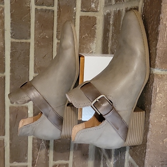 Wonderly Shoes - Wonderly MAEVE Cognac Faux Leather‎ Pull On Buckled Ankle Boots Women's Size 10
